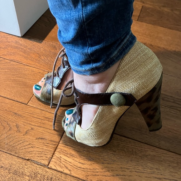 Super cute size 6 1/2 Naughty Monkey 4” heeled beige raffia lace up peep toes - Picture 9 of 16